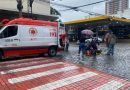 MOTO ESCORREGA NA PEDRA SABÃO E MOTOCICLISTA CAI NO CENTRO DE SÃO LOURENÇO