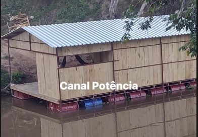 CASINHA FLUTUANTE NO RIO VERDE INTRIGA MORADORES E LEVANTA SUSPEITA DE GARIMPO