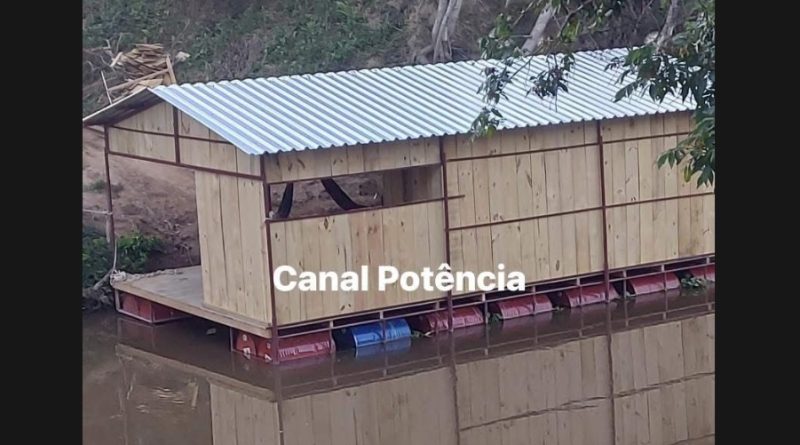 CASINHA FLUTUANTE NO RIO VERDE INTRIGA MORADORES E LEVANTA SUSPEITA DE GARIMPO