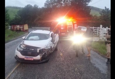 BOMBEIROS ATENDEM ACIDENTE AUTOMOBILÍSTICO NA RODOVIA MGC-383