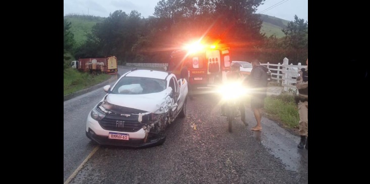 BOMBEIROS ATENDEM ACIDENTE AUTOMOBILÍSTICO NA RODOVIA MGC-383