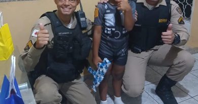 POLÍCIA MILITAR FAZ SURPRESA E MARCA ANIVERSÁRIO DE MENINO FÃ DA CORPORAÇÃO