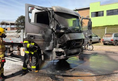 BOMBEIROS ATENDEM PRINCÍPIO DE INCÊNDIO EM CAMINHÃO NO DISTRITO INDUSTRIAL DE ALFENAS