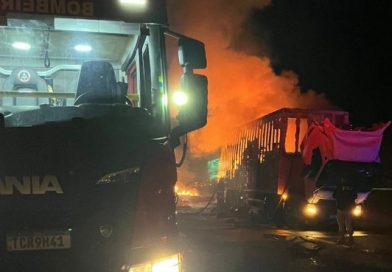 CORPO DE BOMBEIROS COMBATEM INCÊNDIO EM CAMINHÃO NA BR-381 – POUSO ALEGRE