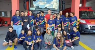 CRIANÇAS E ADOLESCENTES DO SESC VISITAM QUARTEL DO CORPO DE BOMBEIROS EM SÃO LOURENÇO
